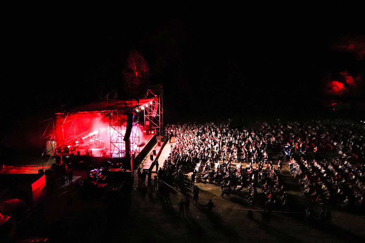 Panoramica dall'alto del pubblico di Fabrizio Moro | Incanto d'Estate Festival della Musica d'Autore di San Venanzo