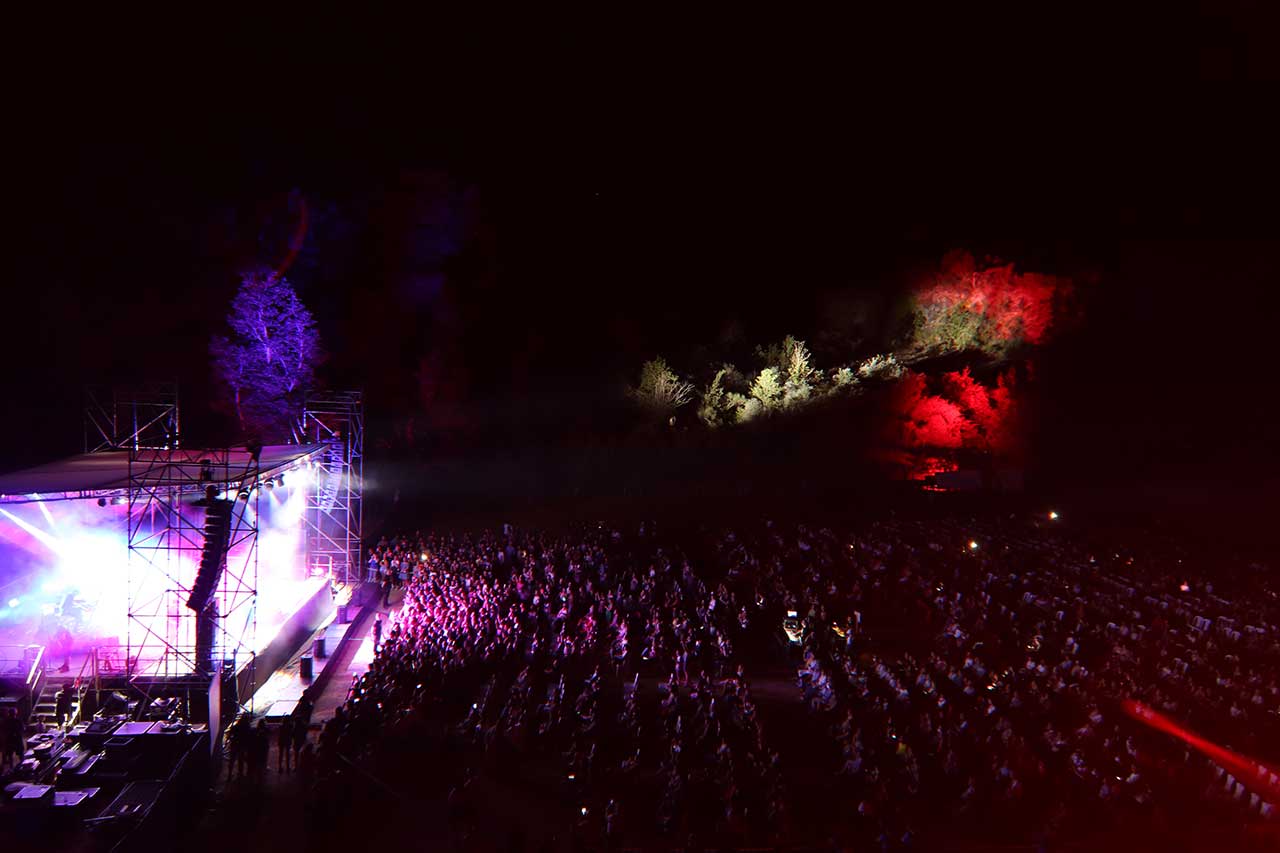 La platea stracolma del concerto di Fabrizio Moro | Incanto d'Estate Festival della Musica d'Autore di San Venanzo